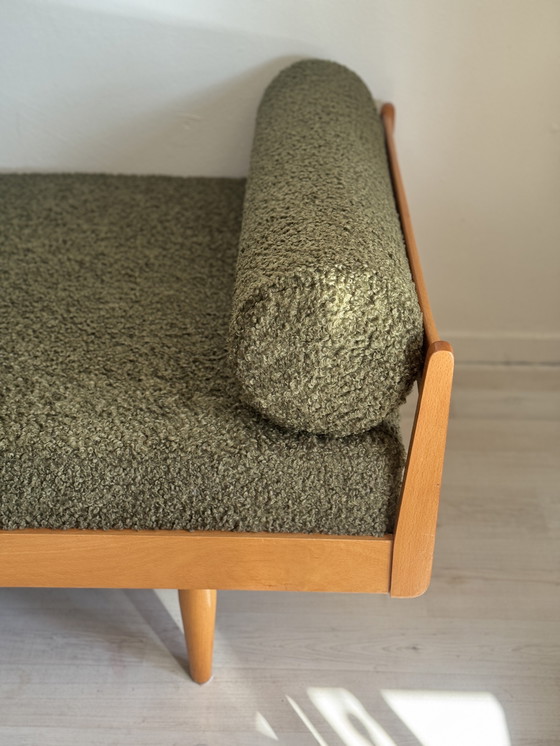 Image 1 of Divano letto vintage anni '50/'60 in peluche bouclé verde