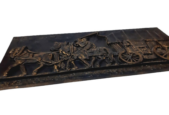 Image 1 of Antigua placa de pared de hierro fundido de gran tamaño: un carro con caballos, bajorrelieve