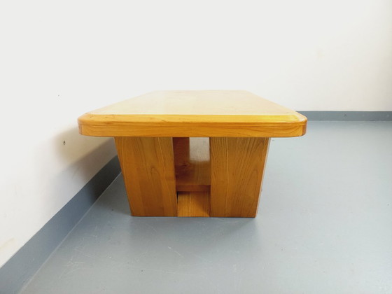 Image 1 of Vintage brutalistische rechthoekige salontafel van massief iepenhout met lade uit de jaren 70.