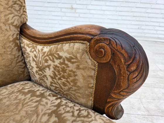 Image 1 of Deense relaxfauteuil uit de jaren 50, bekleed met velours en gesneden eikenhout.