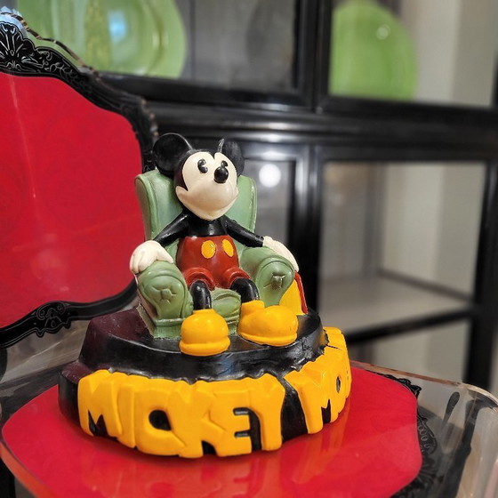 Image 1 of « Mickey Mouse dans son fauteuil de lecture », céramique, Démons &amp; Merveilles, vintage, années 90 – France