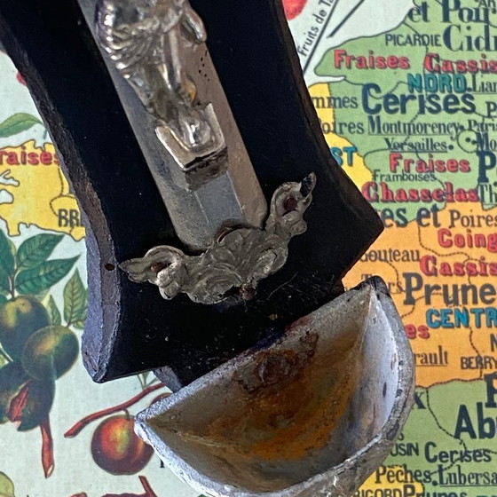 Image 1 of Crocifisso d'epoca sospeso in legno annerito e metallo, acquasantiera a forma di Cristo, antico decoro religioso