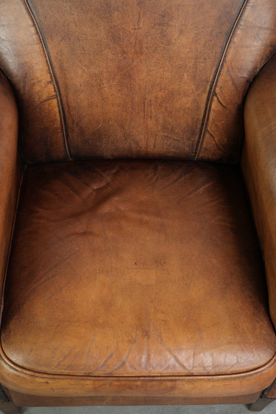 Comoda poltrona in pelle di pecora, dal carattere deciso, rifinita con borchie decorative e una splendida (photo 6 of 13)