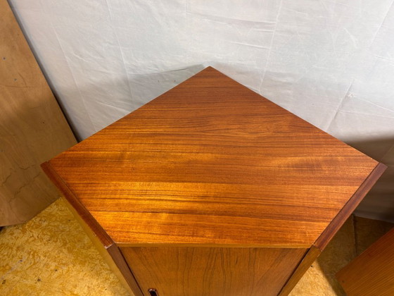 Image 1 of Par de gabinetes de esquina de teca retro vintage de mediados de siglo: diseño danés de los años 60 Un par de gabinetes de esqui