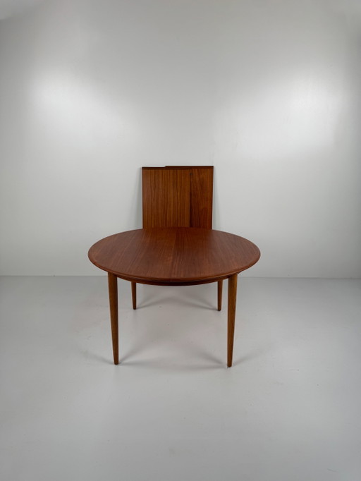Mesa de comedor extensible de teca de Skovmand & Andersen: elegancia danesa de mediados de siglo.