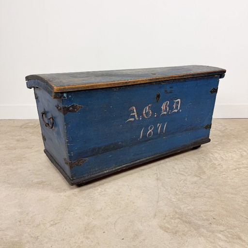 Antike blau bemalte Truhe von 1871