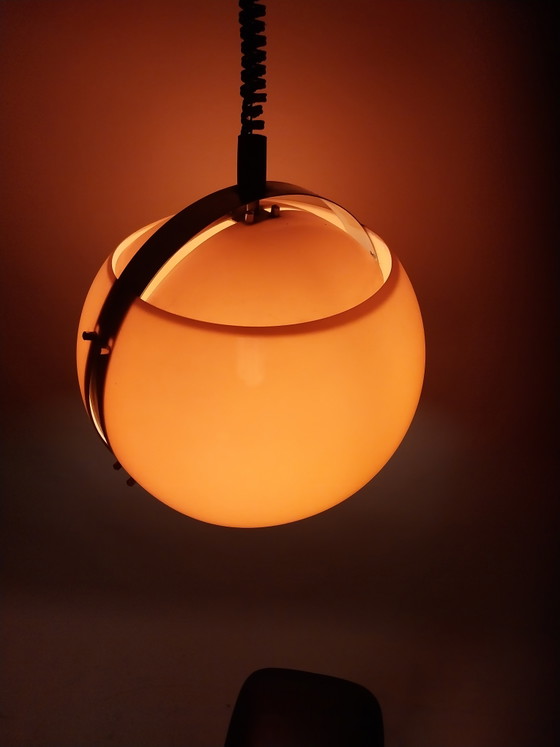 Image 1 of 1 lampada a sospensione in plastica arancione degli anni '70, disegnata da Harvey Guzzini per Meblo. Diametro 35 cm.