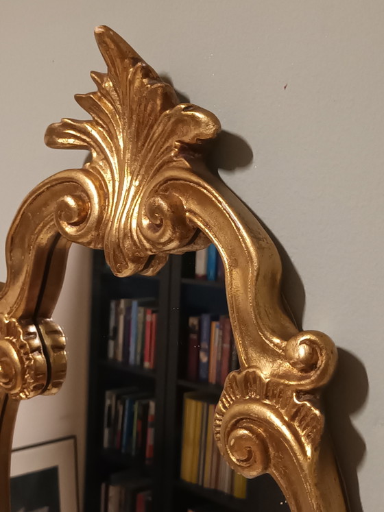 Image 1 of Miroir à crête dans un cadre doré de style baroque