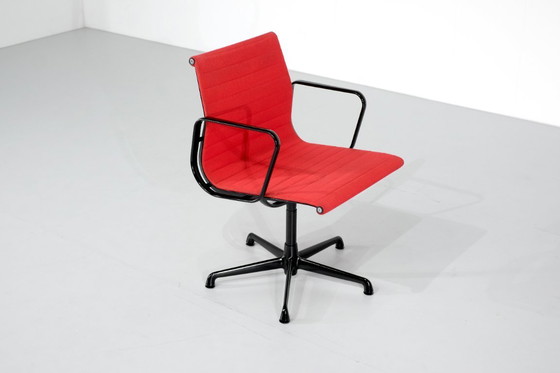 Image 1 of Poltrona "EA 117" di Charles Ray Eames per ICF USA 1969.