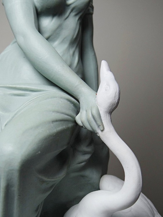 Image 1 of Biscotto bicolore di Letu & Mauger, Leda e il cigno, XIX secolo, celadon e bianco