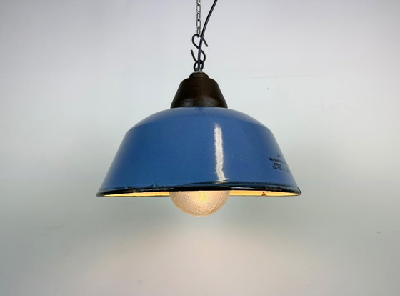 Image 1 of Suspension industrielle en fonte émaillée bleue avec abat-jour en verre, années 1960