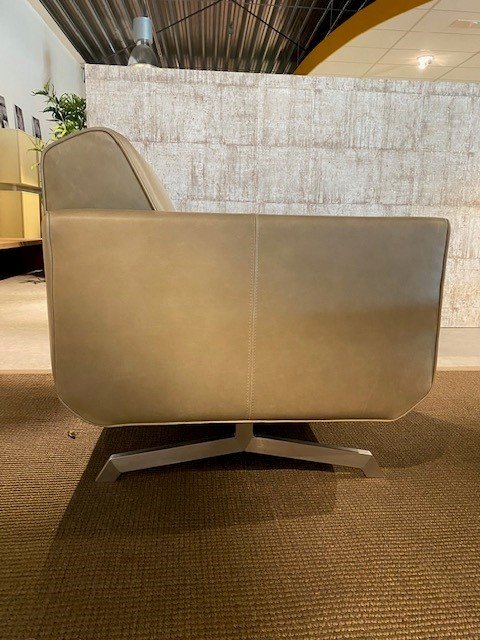 Image 1 of Poltrona Dirk di Jamé Seating