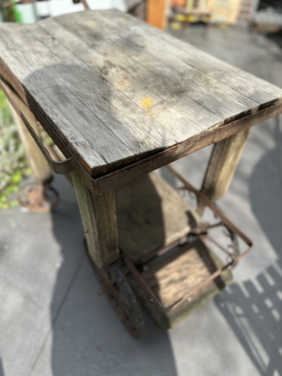 Image 1 of Carrello da giardino rustico antico – Carrello di servizio in legno e ferro battuto con ruote a voluta (circa 1920-40)