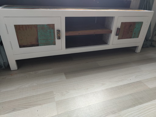 Televisiekast/dressoir met hout van oude Indonesische vissersbootjes