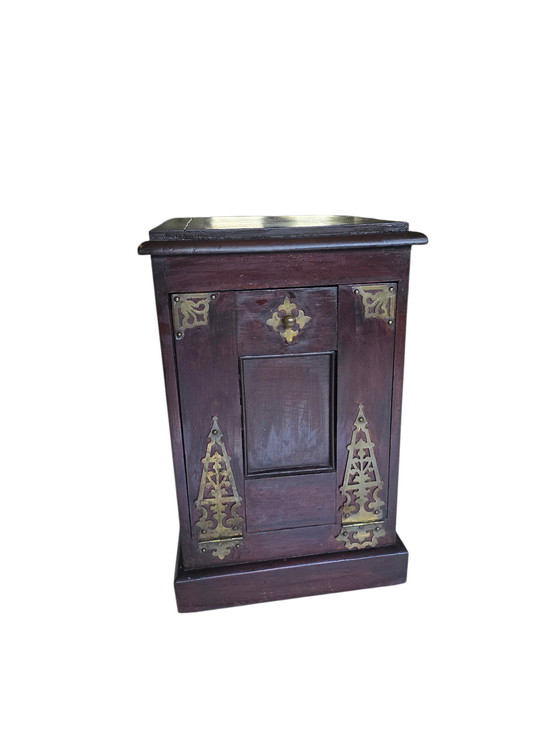 Image 1 of Coffre à charbon ancien en bois avec ferrures en laiton – plein de charme