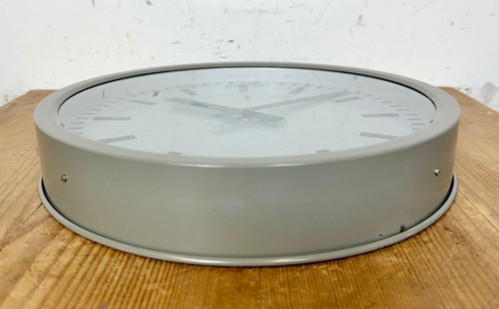 Image 1 of Grijze industriële stationswandklok van Nedklok, 1960