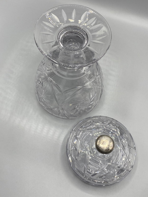 Grote geslepen kristallen snoepkom op voet – bolvormig deksel met verzilverde metalen knop. (photo 6 of 8)
