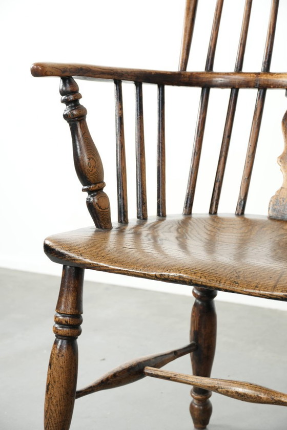 Image 1 of Elegante silla Windsor inglesa antigua de respaldo alto de principios del siglo XIX.