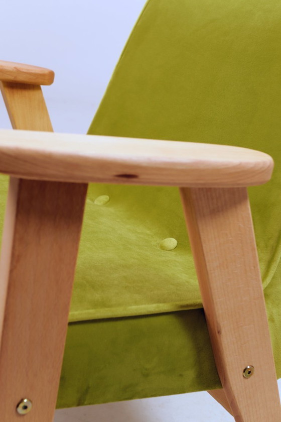 Image 1 of Vintage loungestoel, perengroen fluweel, natuurlijk geolied hout.