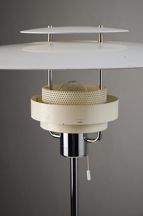 'Aurora' White Lacquered Metal Table Lamp by Olle Anderson for Boréns, Chrome, Mid Century Modern (photo 7 of 10)