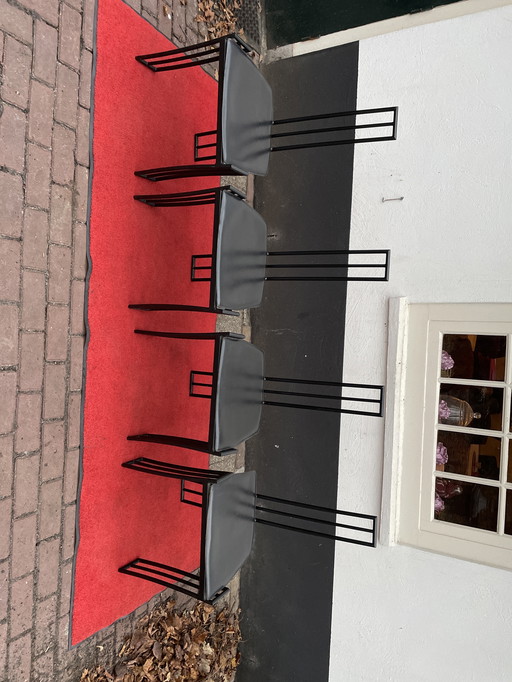 Zwarte (4) design stoelen met ronde tafel