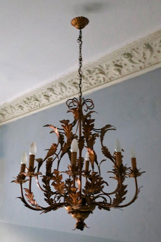 Gran lámpara de araña de ocho luces, de hojalata dorada patinada de mediados de siglo, diseñada por Hans (photo 6 of 10)