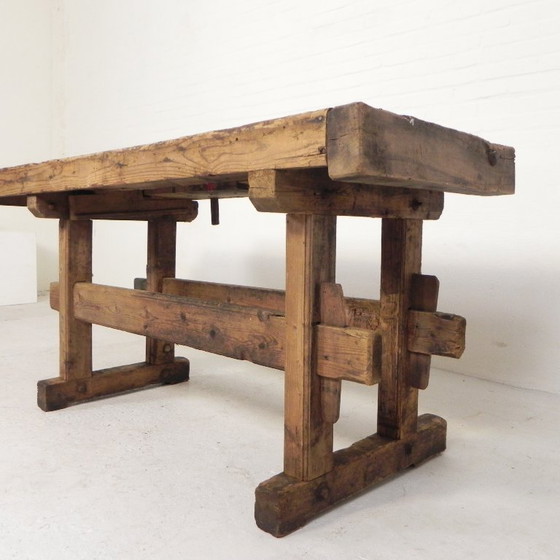 Banco de trabajo industrial de madera con tornillo de banco, 194 cm de largo, década de 1930. (photo 18 of 34)