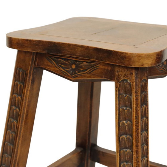 Image 1 of Charakteristischer Hocker aus Massivholz