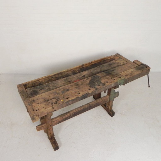 Banco de trabajo industrial de madera con tornillo de banco, 194 cm de largo, década de 1930. (photo 2 of 34)
