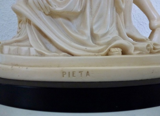 Image 1 of Escultura italiana "Pieta" de Gino Ruggeri sobre mármol.
