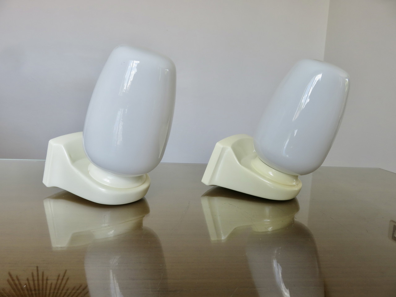 Paar Streamline wandlampen in opaline en polypropyleen, Frankrijk 70'80