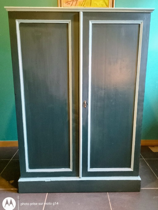 renoviertes Holzsideboard