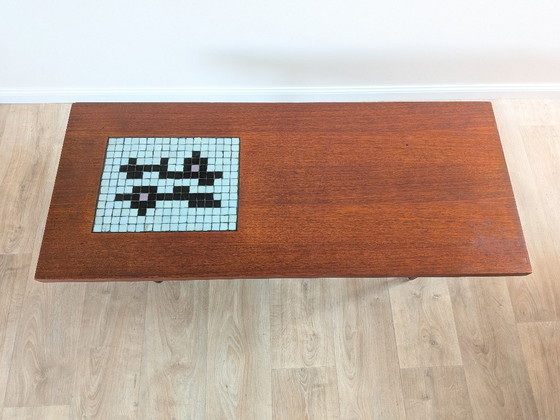 Table basse en teck de style moderne du milieu du siècle avec incrustation de mosaïque (attribuée à Wébé) (photo 4 of 13)