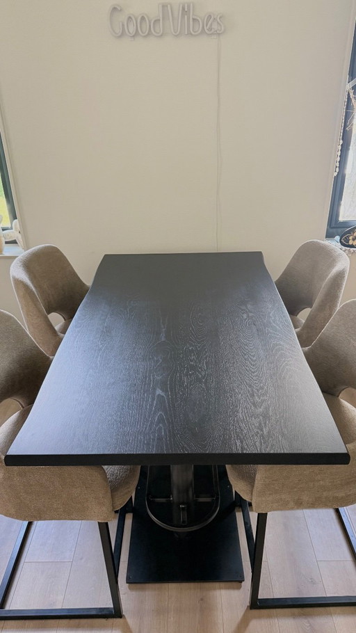 Modern industriële eethoek met beige teddy eetkamerstoelen