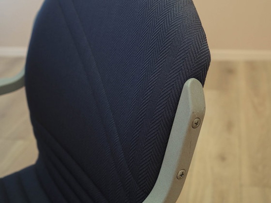 Italiaanse vergaderstoel uit de jaren 90 met blauwe bekleding op een zwevend onderstel. – Bureaustoelen (photo 13 of 15)