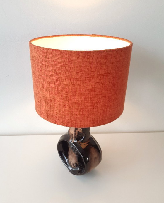 Image 1 of Base per lampada vintage in ceramica marrone scuro riccamente decorata degli anni '70 con un nuovo paralume fatto a mano; Fa