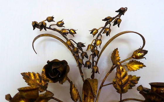Image 1 of Par de candelabros dobles de pared chapados en oro con rosas, de Hans Kögl, década de 1960.