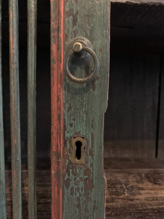 Authentischer antiker Spindelschrank / Indischer Almirah (170x104) – Wunderschöne Patina – Schränke, Metal (photo 3 of 8)