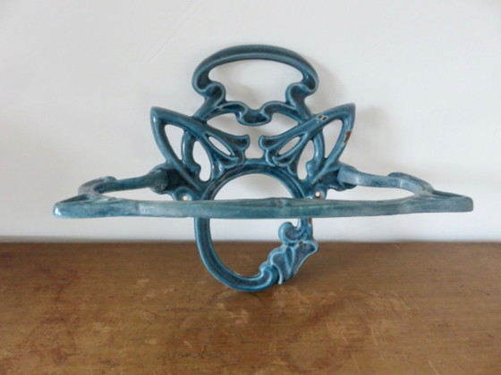 Image 1 of Handdoekrek in art nouveau-stijl van Hector Guimard, geëmailleerd gietijzer, Frankrijk, 1920.