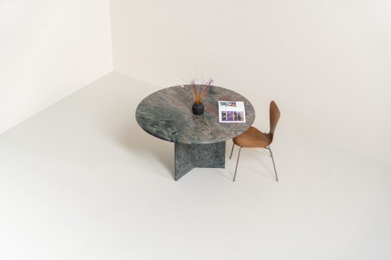 Striking dining table in solid Juparana Granite (Italy, 1970s). – Stone, Vintage (photo 13 of 15)