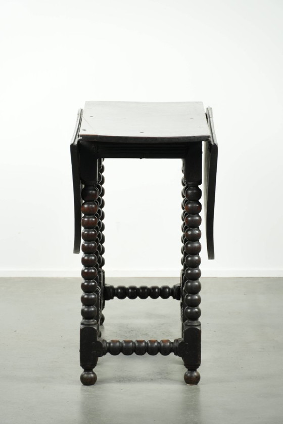 Image 1 of Mooie antieke Engelse eikenhouten gateleg tafel uit eind 17e/ begin 18e eeuw met bobbin gedraaide poten