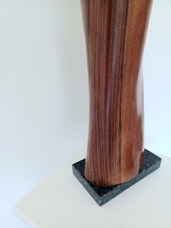 Image 1 of Sculpture en bois sculptée à la main, empreinte de sérénité – œuvre d'atelier moderniste – socle en marbre – 65 cm
