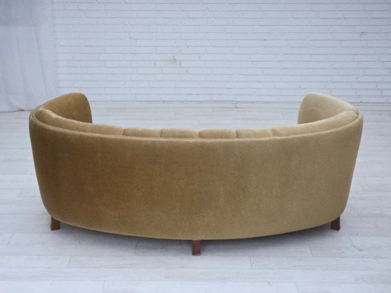 Image 1 of Deense "Banana" driezitsbank uit de jaren 60, origineel olijfgroen meubelvelours.