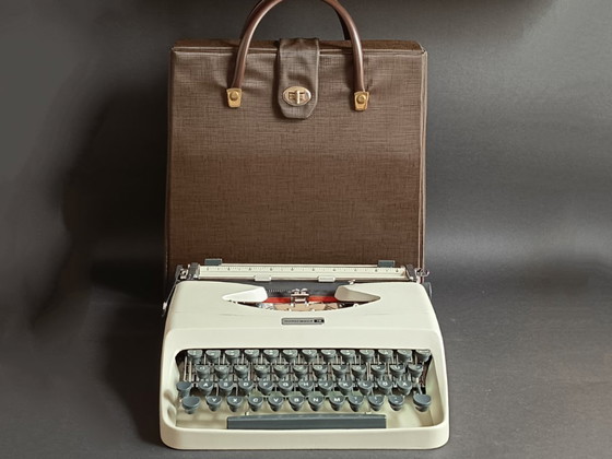 Image 1 of Underwood 18, La macchina da scrivere italiana (1966) restaurata