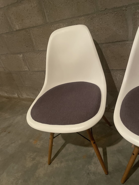 Image 1 of 1 of 2 witte plastic stoelen van Charles Eames met antracietkleurig kussen