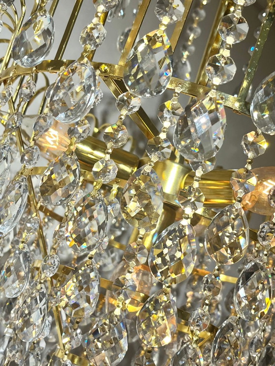 Image 1 of Lampadario di cristallo con struttura dorata a goccia sfaccettata