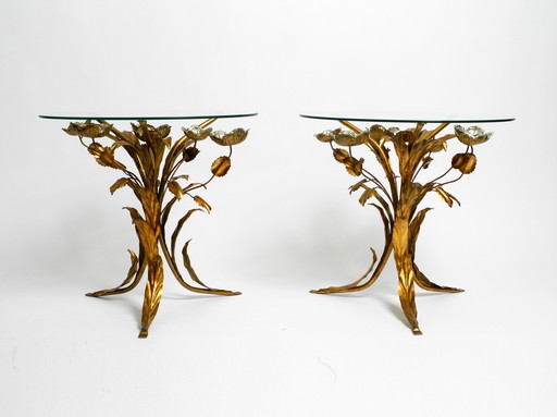 Paire de magnifiques tables d'appoint florentines du Mid Century plaquées or et argent avec plateaux en verre massif