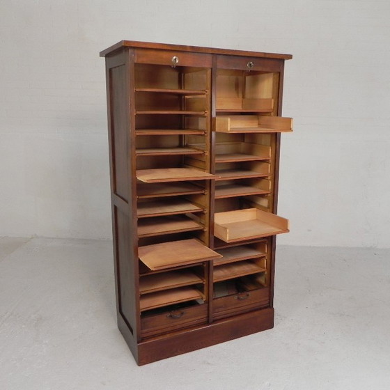 Image 1 of Armadio in rovere con serranda avvolgibile a 2 ante, alto 150 cm, anni '30.