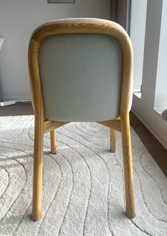 Image 1 of Westwing gestoffeerde essenhouten stoel