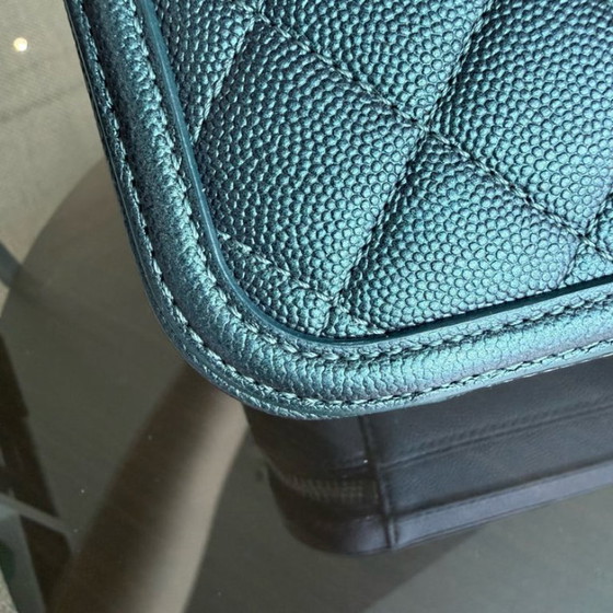 Image 1 of Chanel Filigraan Toilettas Medium - Caviar 21CM Irridiscent Donkergroen Goudkleurige Hardware Serie 26